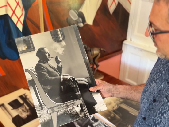 Leopold Podlashuc looking at a photograph of his father, Alexander 